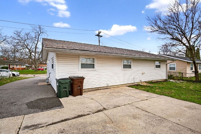 Building Photo - 2831 Hyannis Dr