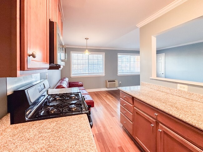 Building Photo - 610 Main St