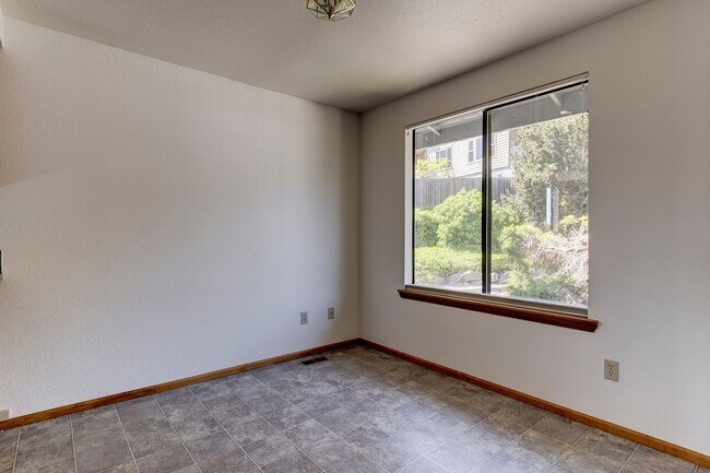 Building Photo - 3 Bedroom 2.5 Bath Waterview Townhome