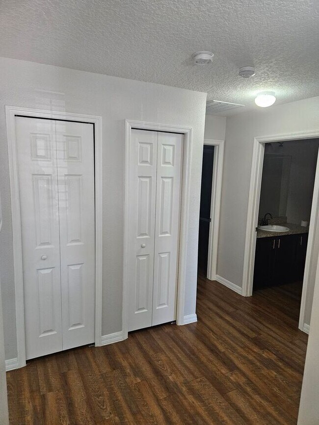 Building Photo - Beautiful Townhome in St Cloud !