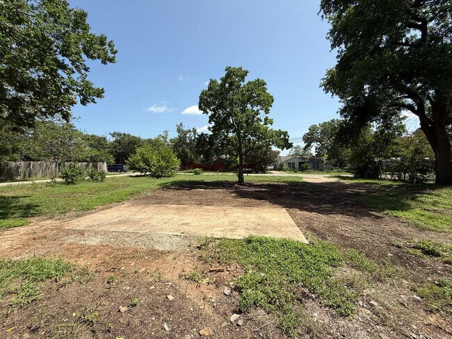 Building Photo - 305-401 Chaparral Rd