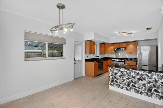 Building Photo - 1606 NE 15th Ave