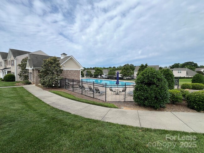 Building Photo - 2198 Laurens Dr