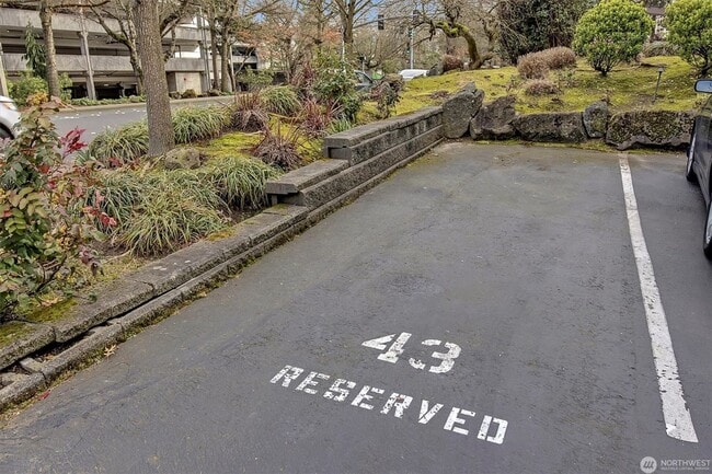 Building Photo - 3Bd/2Ba Bellevue Condo