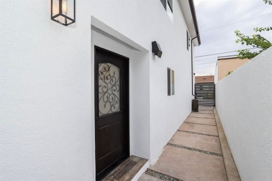 Building Photo - 1033 S Bonnie Beach Pl