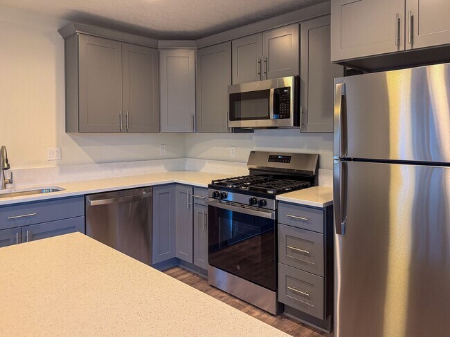 Building Photo - 505-507 NW Hillcrest Dr