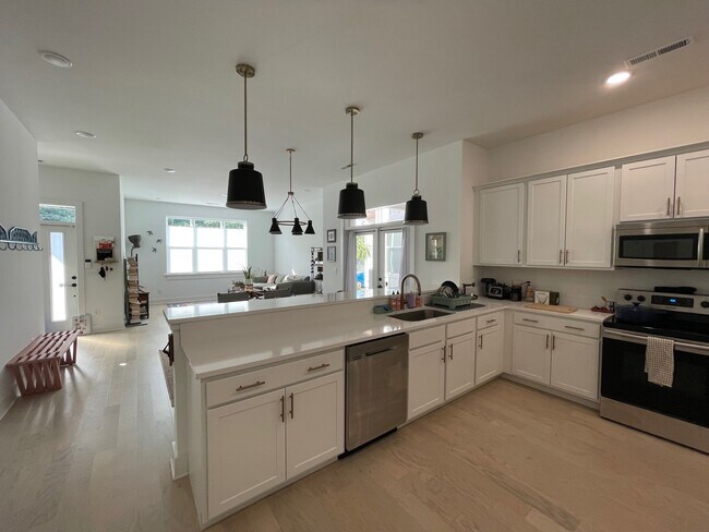 Building Photo - 1348 Slayton St