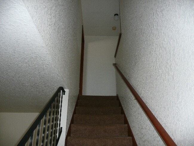 Building Photo - 2 Bedroom 1 1/2 Bath Townhouse Near Bethel...