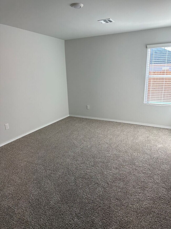 Building Photo - Pre-Leasing Now! Comfortable 3-Bedroom, 2-Bath Home in Shadow Valley