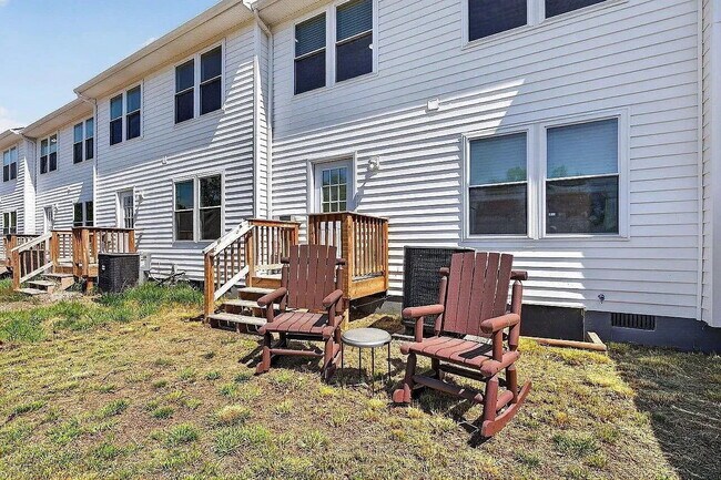 Building Photo - Like-New 2024 Townhome with Mountain Views, Garage & Backyard