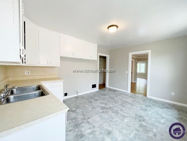 Building Photo - 837 Colburn St