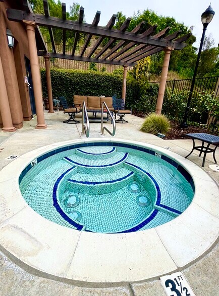 Hot tub - 27 Meritage Cmn