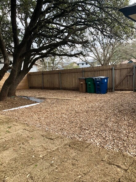 Fully fenced, large backyard - 7810 Copperas Dr