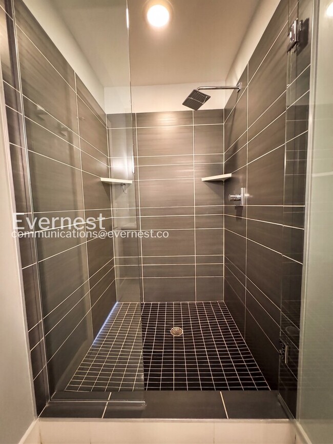 Building Photo - 3 Bed/3 Bath Townhome with Garage / Available Now!