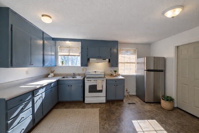 Building Photo - Charming 3 Bedroom 1 Bathroom Brick Home