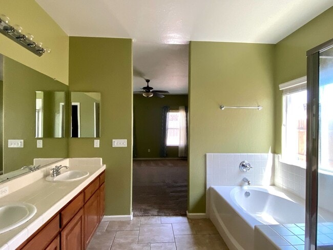 Building Photo - $2,395 Shields & Fowler, 4 Bedroom Home - ...
