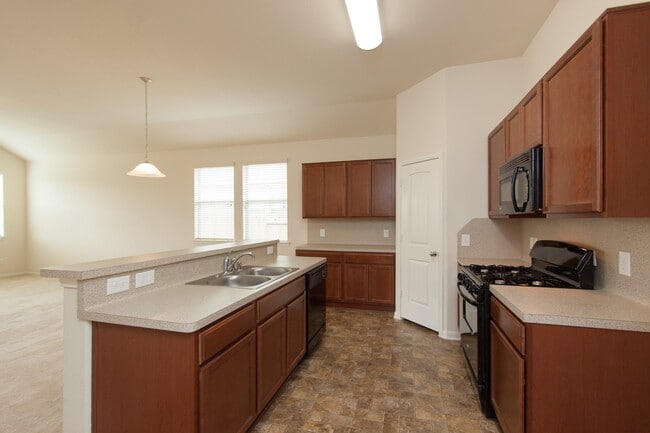 Building Photo - 107 Piney Pathway