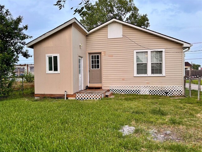 Building Photo - 1106 Elm St