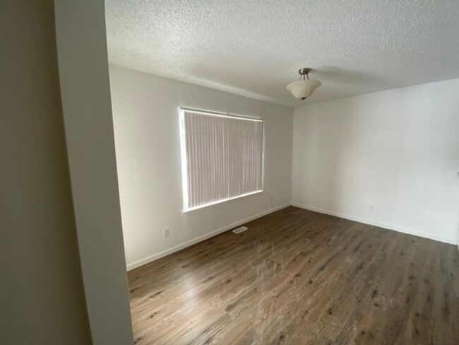 Building Photo - 907 Laura Dr