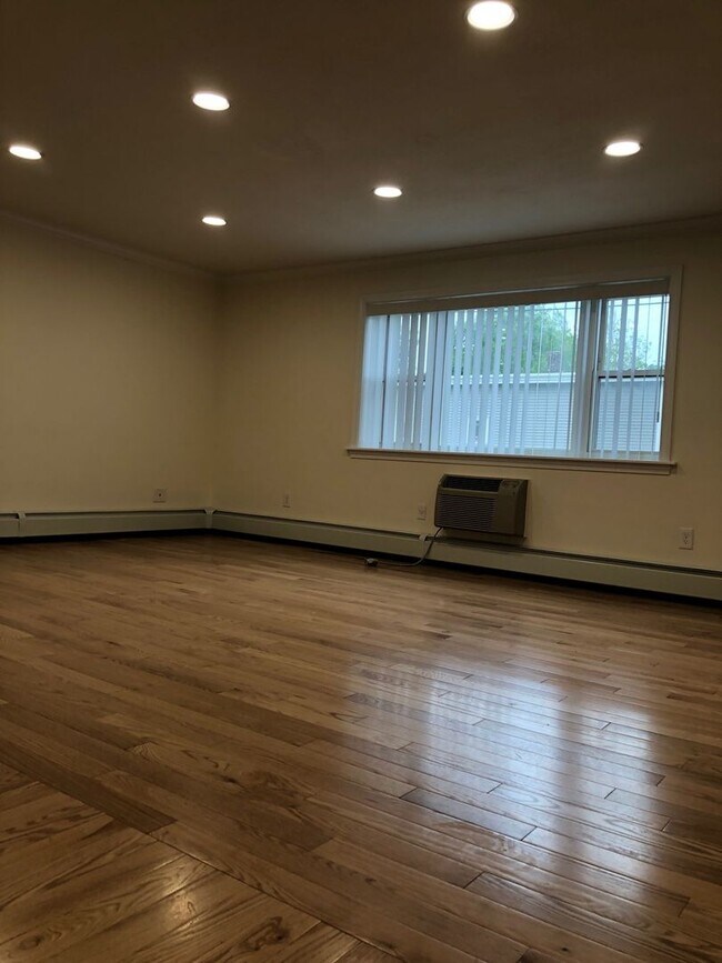 Building Photo - 2Br/1Bth apartment available June 1, 2026. Great location. Laundry in building!