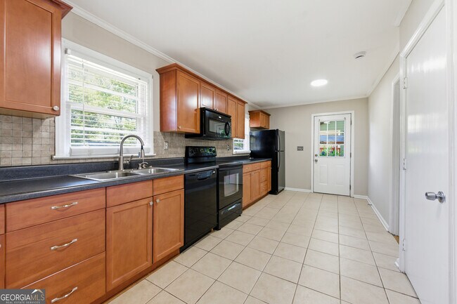 Building Photo - 1003 Valley Dr