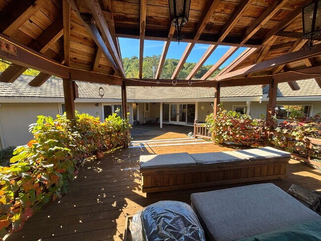 Building Photo - 485 Butterfield Pl