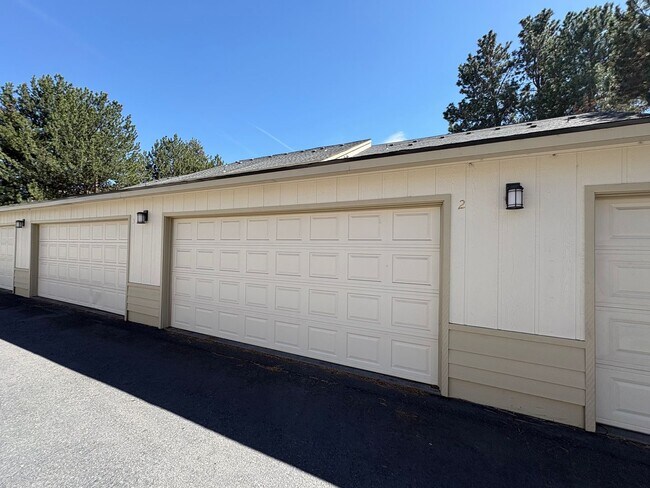 Building Photo - 2 Bed/2.5 Bath Townhome with Garage, Pool and Tennis Court