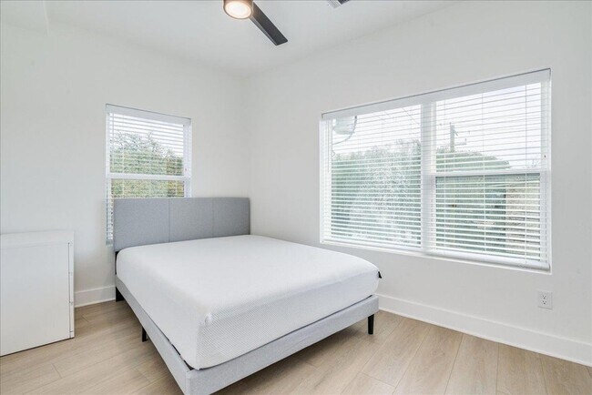 Building Photo - 3000 Duval St