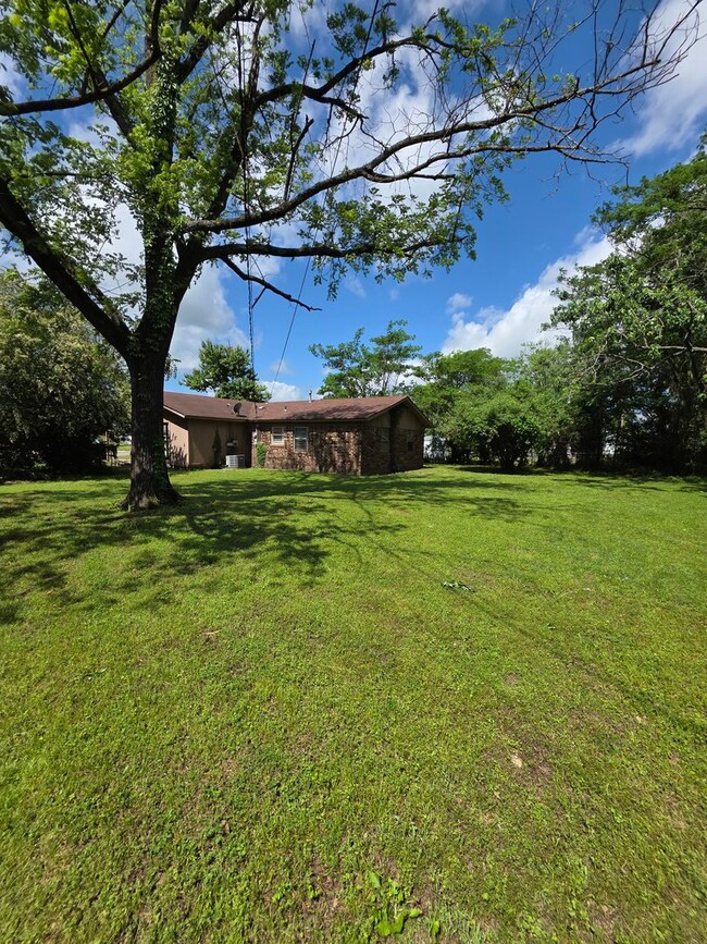 Building Photo - 111 Yelco Dr