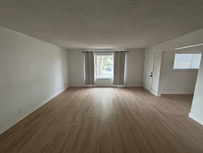 Building Photo - Clean 3 Bedroom / 1.5 Bathoroom House in T...