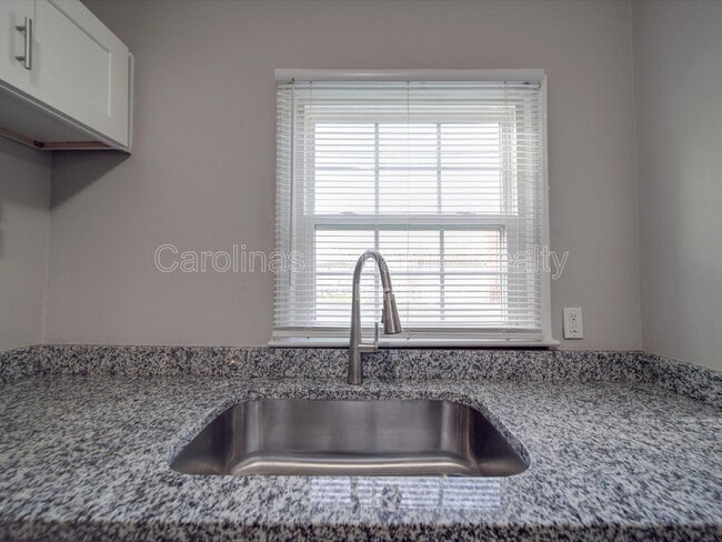 Building Photo - 325 S Gardner Ave