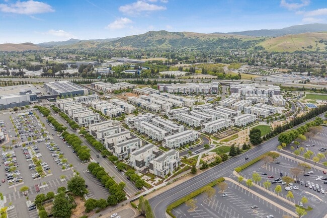 Building Photo - $4495 - Beautiful Corner Unit Townhome in ...