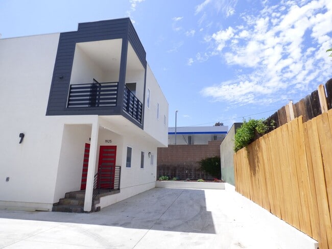 Building Photo - 1923 Holly Dr