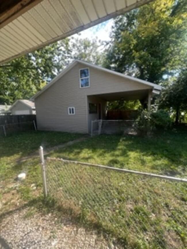 Building Photo - 1401 E Missouri St