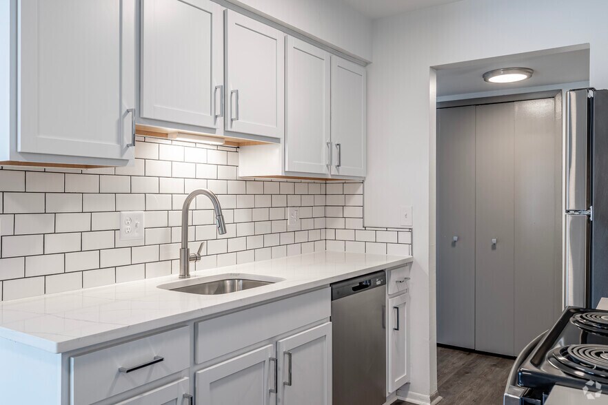 1BD, 1BA - 925SF - Kitchen - The BEDFORD