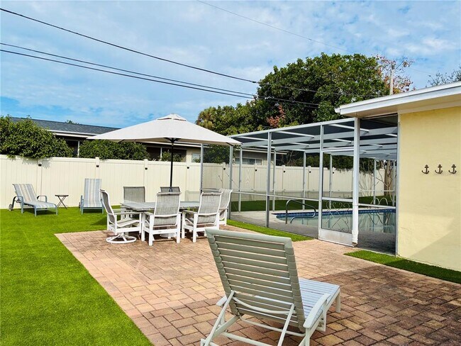 Building Photo - 14025 Yacht Club Blvd