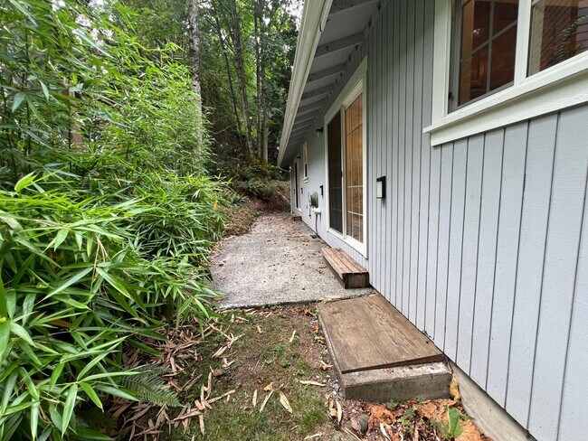 Building Photo - 3 Bed, 2 Bath with Garage in Sudden Valley