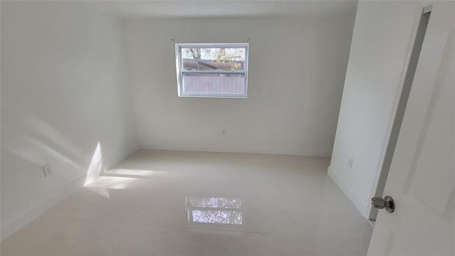 Building Photo - 1604 NW 24th Ct