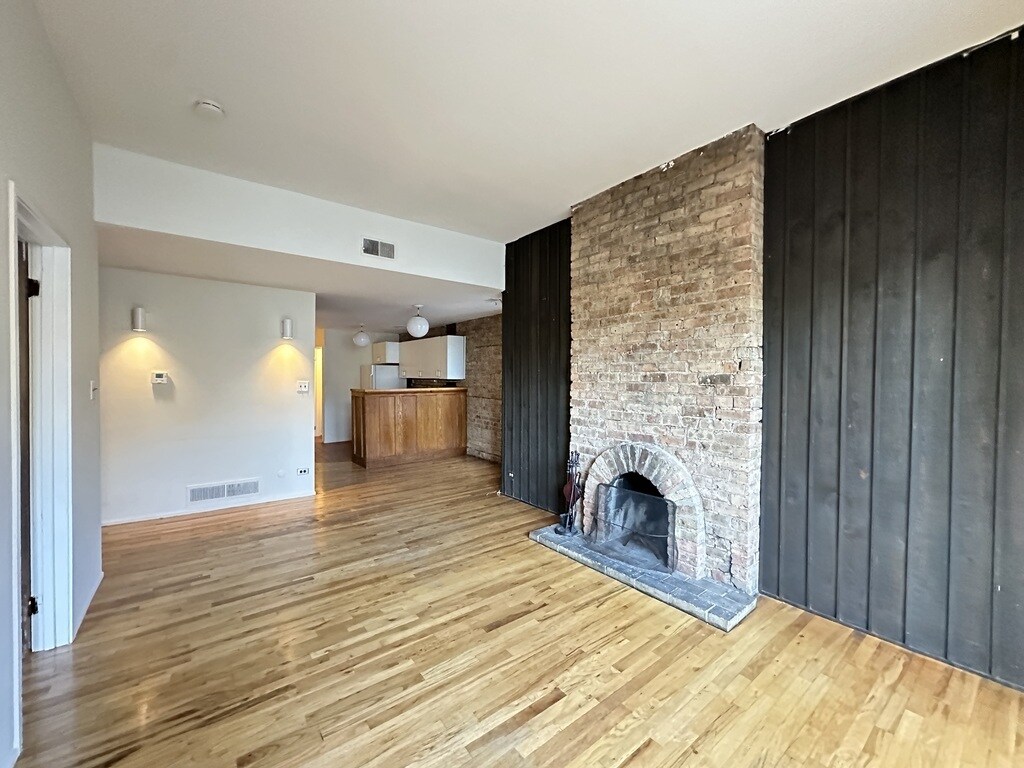 Building Photo - 614 W Surf St