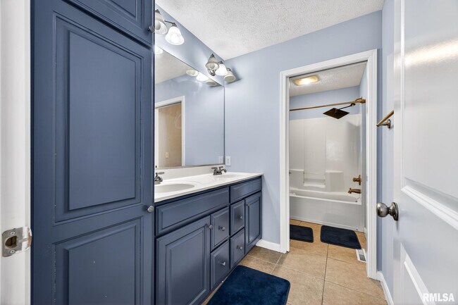 Building Photo - 2314 W Kenfield Ct