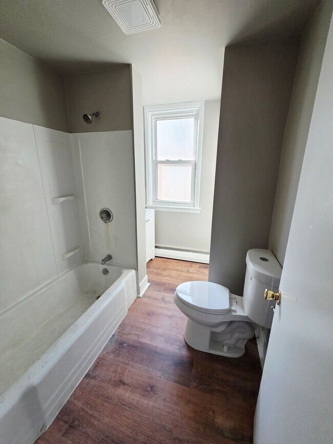 Building Photo - 20 Walnut St