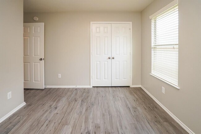 Building Photo - 7907 Flowing Oak Ln