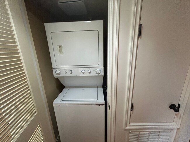 Building Photo - Spacious upper unit ready for immediate mo...