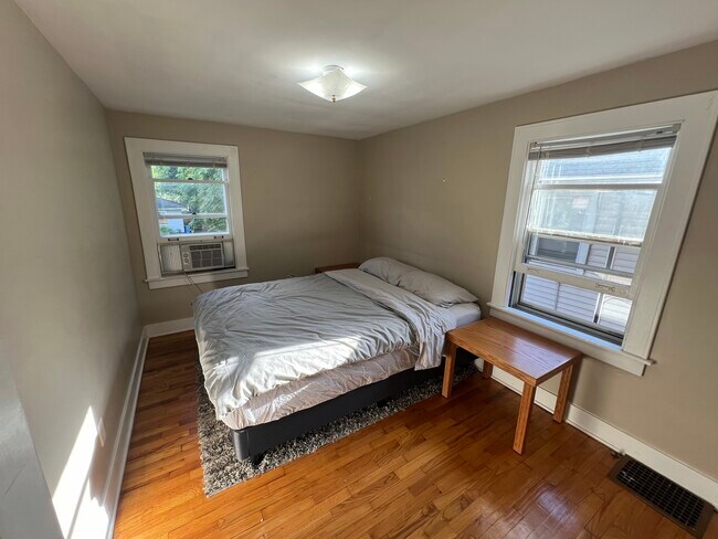 Building Photo - 1300 W Barnes Ave