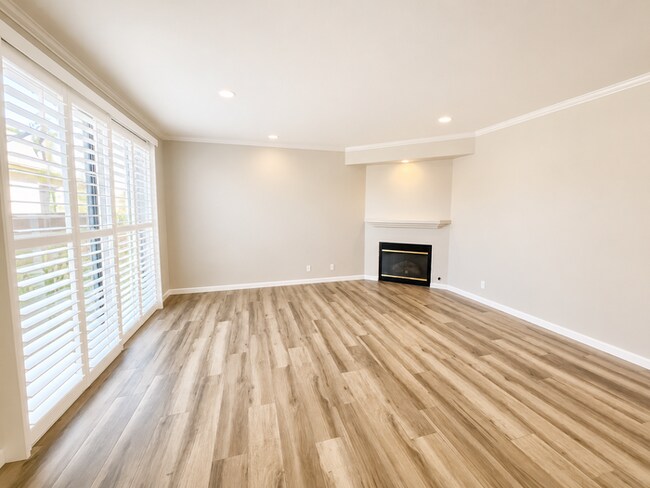 Building Photo - Coastal Living at It's Best! Pacific Beach Townhome with Incredible Rooftop Views!