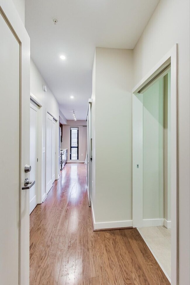 Building Photo - 1 Bed + 1 FB / Luxury Living in the heart ...