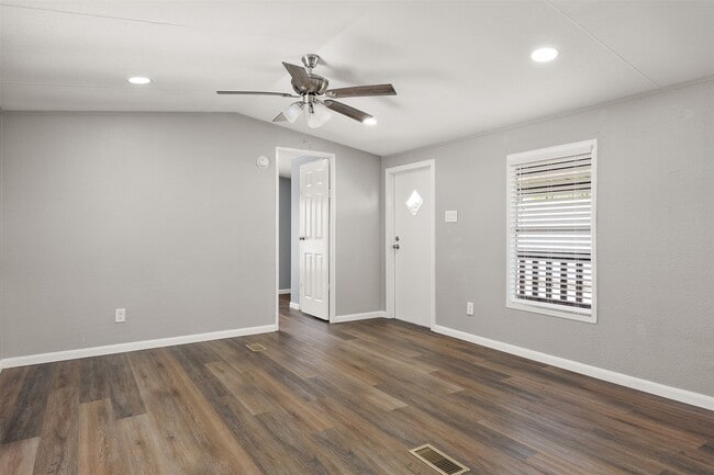 Building Photo - 2222 N Austin Ave