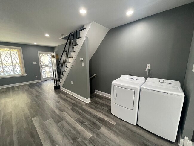 Building Photo - 1611 S Yewdall St