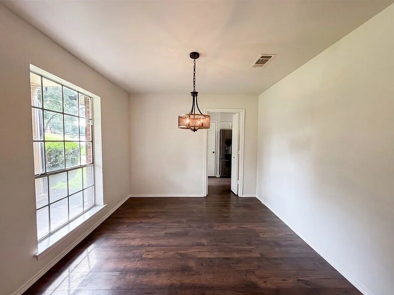 Building Photo - 722 S Forest Ln