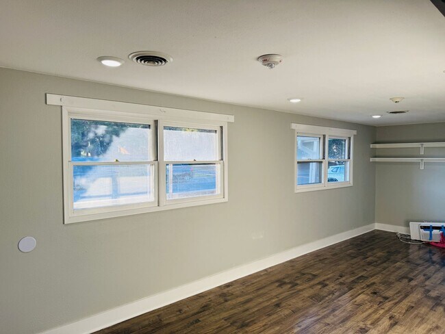 Building Photo - West End Location, Perfect for Daycare Cen...